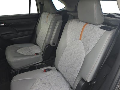 2023 Toyota Highlander Hybrid Bronze Edition