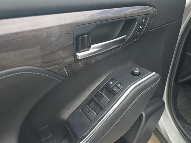 2022 Toyota Highlander Hybrid Platinum