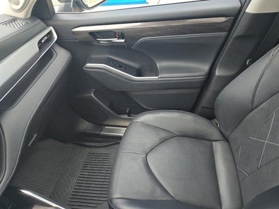 2022 Toyota Highlander Hybrid Platinum