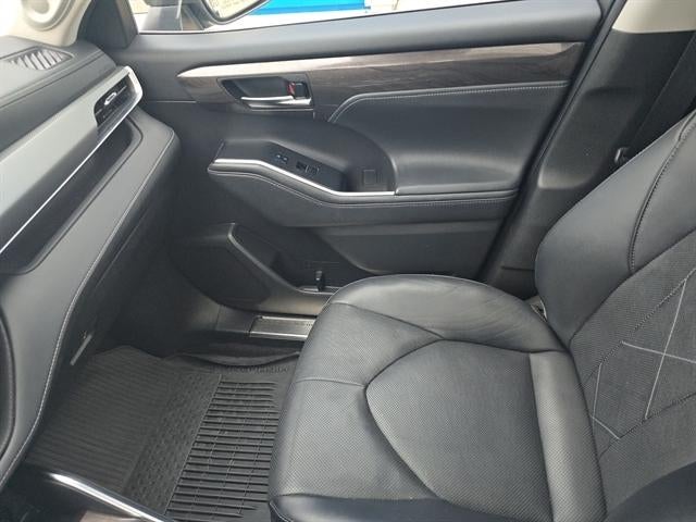 2022 Toyota Highlander Hybrid Platinum